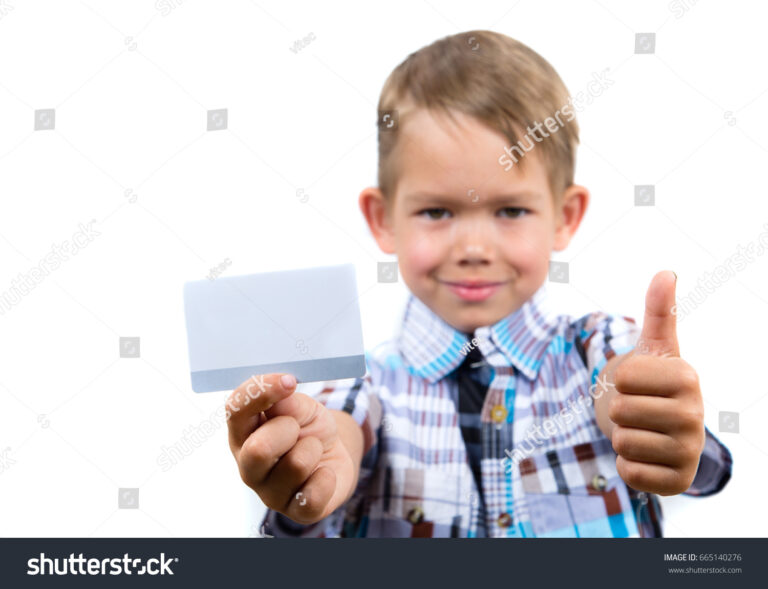 crianca segurando um cartao de credito