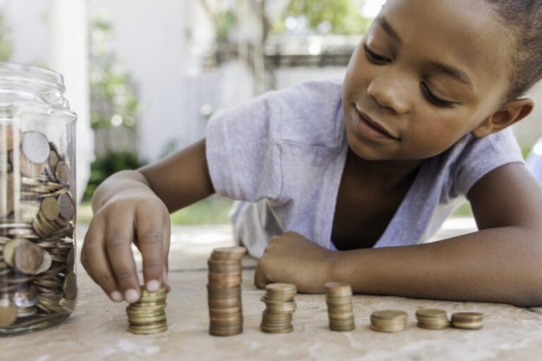criancas brincando com moedas e dinheiro