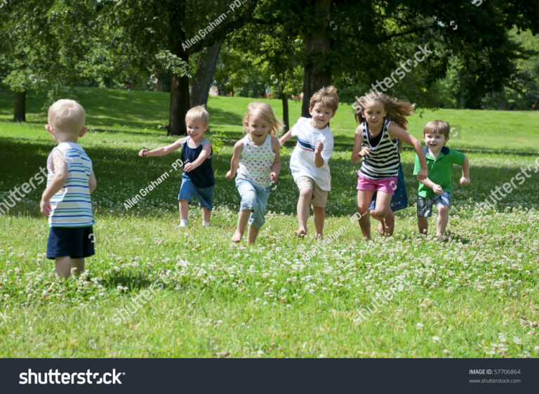 criancas brincando em um parque ensolarado