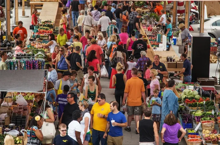 diversas atividades em um mercado vibrante
