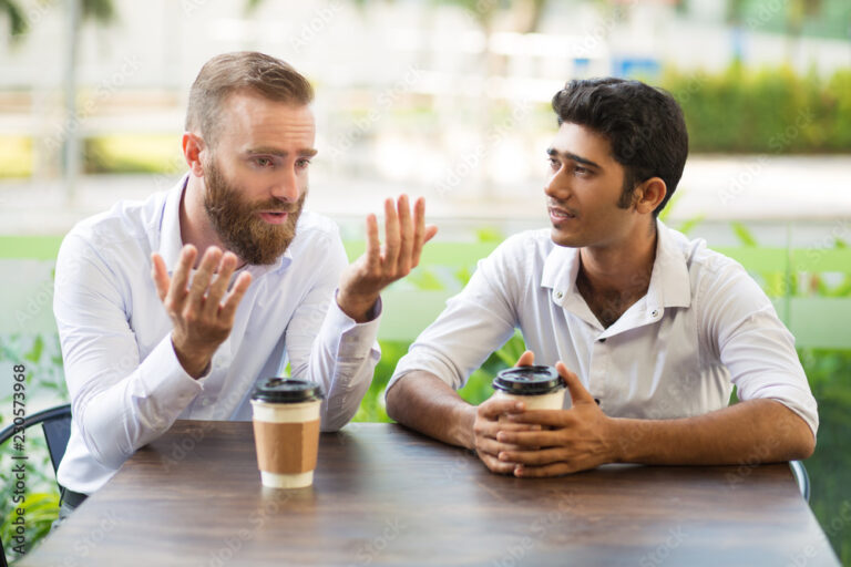 duas pessoas conversando em um cafe