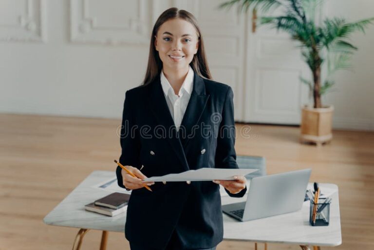 empreendedor feliz com documentos organizados