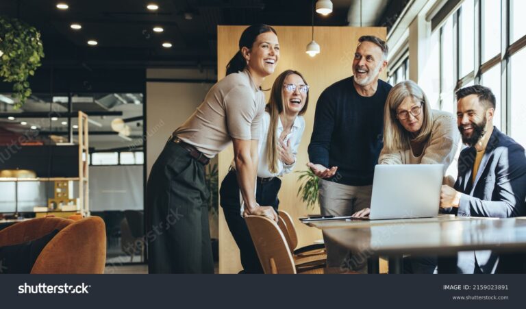 empreendedores trabalhando juntos em um escritorio