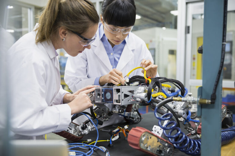 engenheiro mecanico em ambiente de trabalho