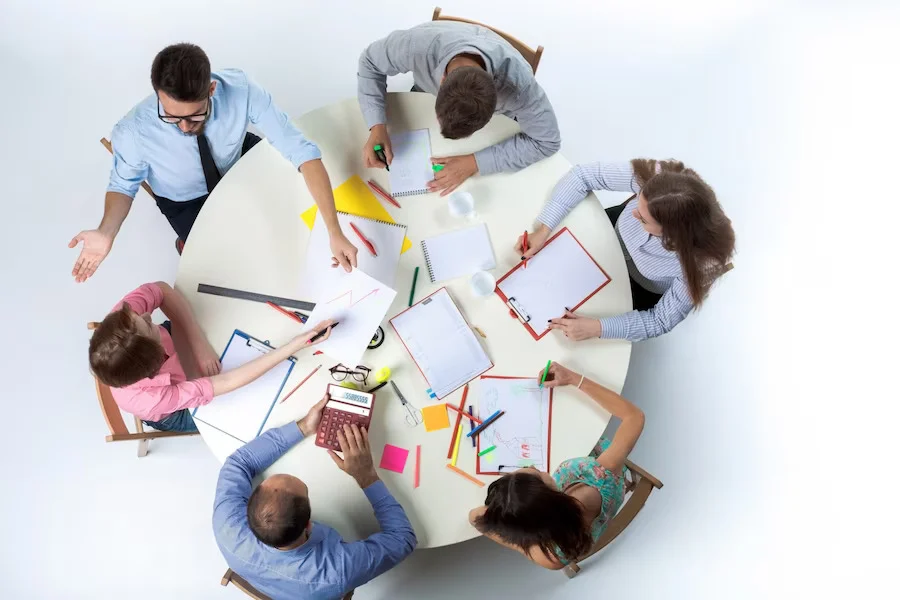 equipes de trabalho colaborando em ambiente corporativo