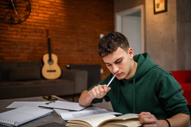 estudante concentrado revisando livros