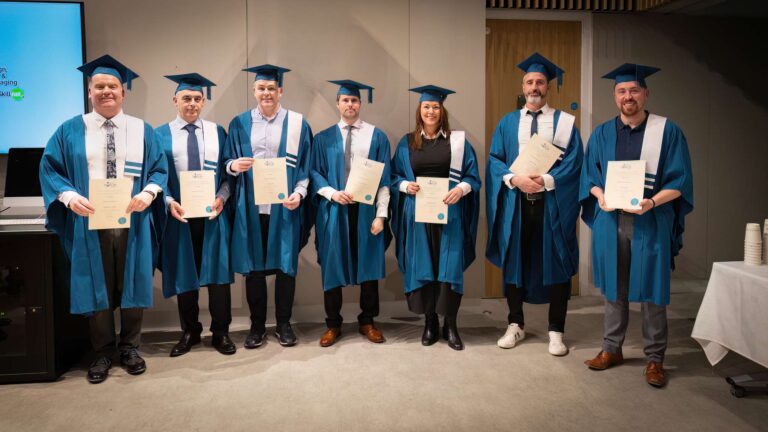 Como obter o grau técnico na Fonte Nova 24 estudantes celebrando a formatura em tecnologia