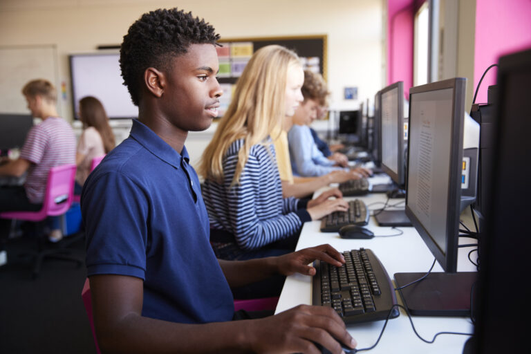 estudantes em aula de tecnologia da informacao