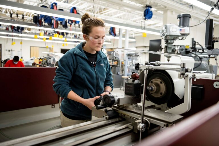 Quanto Custa Estudar Engenharia Mecânica nas Principais Universidades 28 estudantes em laboratorio de engenharia mecanica