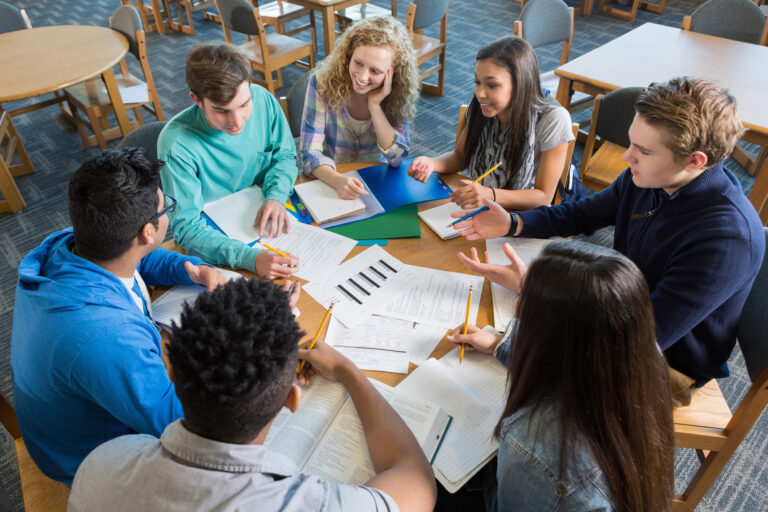 Curso de Administração Dura Quantos Anos e O Que Você Precisa Saber 37 estudantes em sala de aula discutindo 1