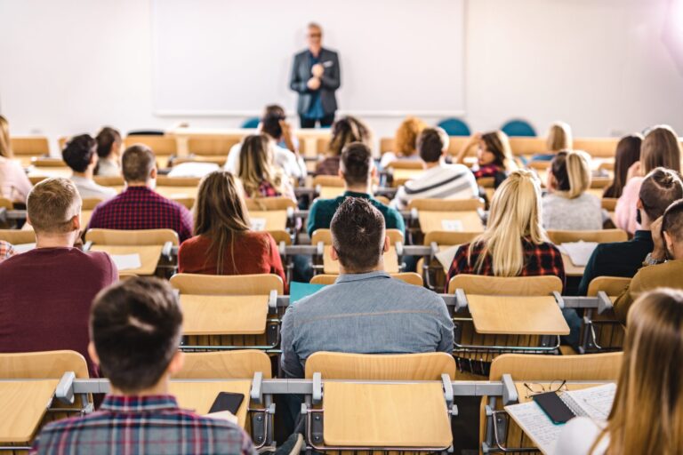 estudantes em sala de aula universitaria