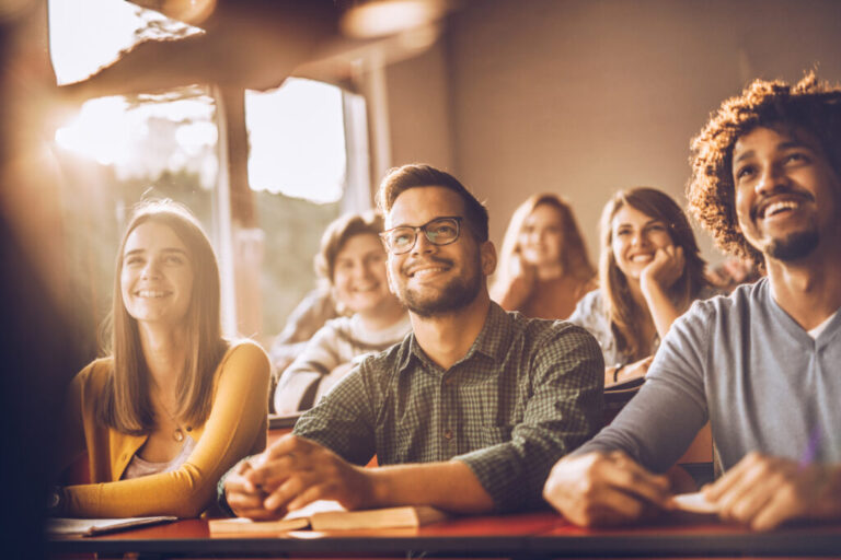estudantes felizes em uma aula de graduacao