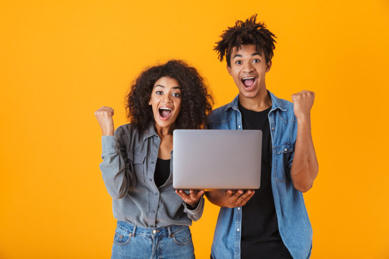 Quais são os cursos gratuitos com certificado da Fundação Getulio Vargas 13 estudantes felizes em uma aula online