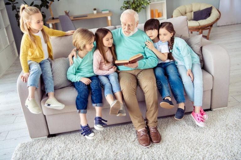 familia feliz com baba em casa