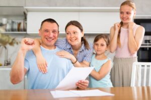 familia feliz com documentos em maos