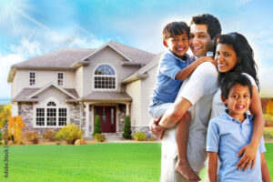 familia feliz em frente a uma casa