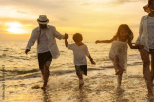 familia feliz na praia durante ferias