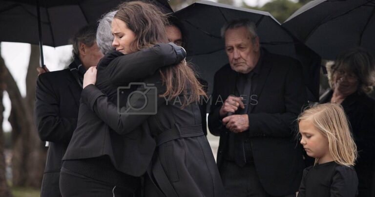 familia se abracando em momento de luto