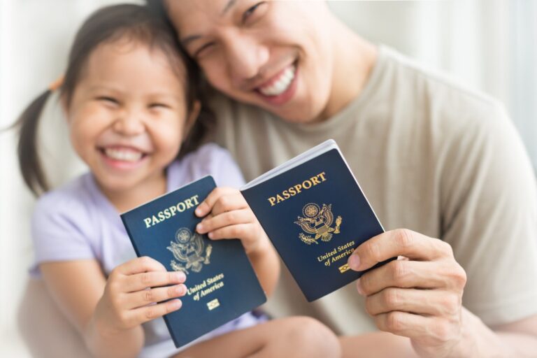 familia unida com documentos em maos