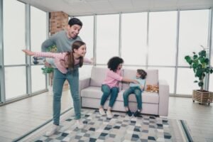 familia unida em casa iluminada