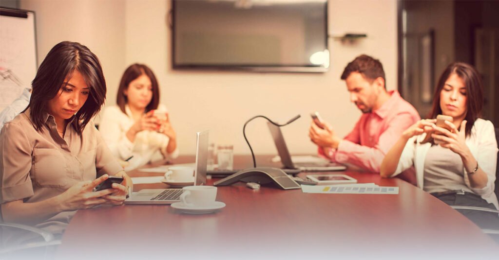 A Empresa Pode Proibir o Uso de Celular no Ambiente de Trabalho 1 funcionario concentrado sem celular na mesa