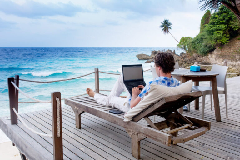 funcionario relaxando em um destino paradisiaco