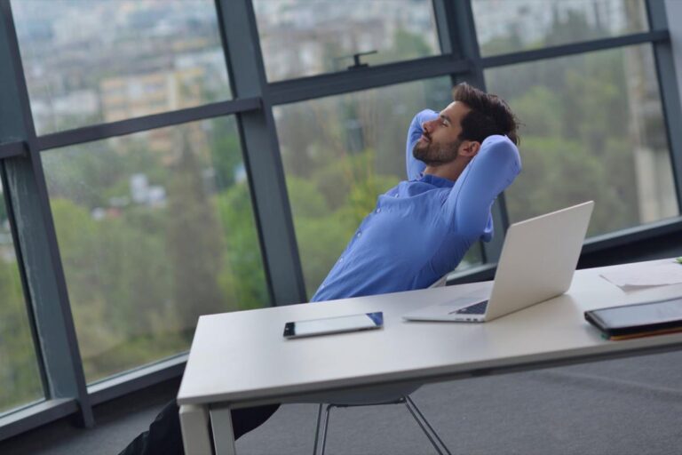 funcionario relaxando em um dia de folga