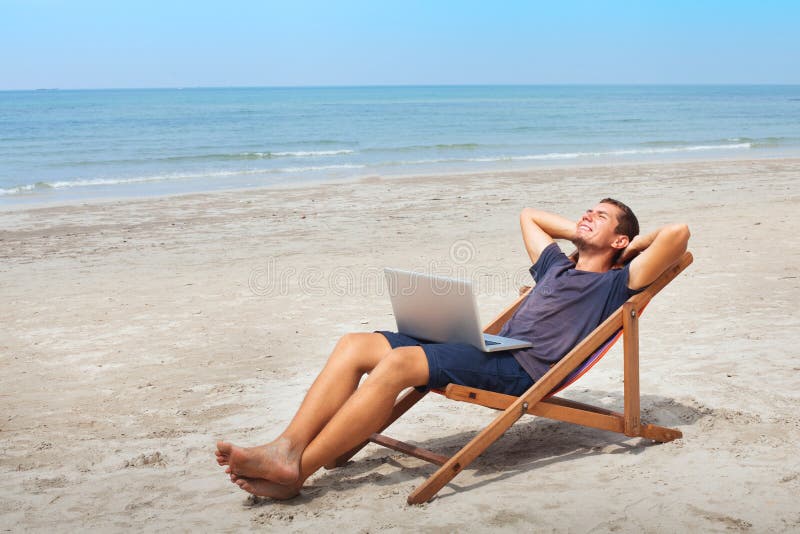 funcionario relaxando em uma praia ensolarada 2