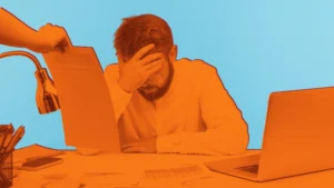 funcionario saindo da empresa com expressao preocupada