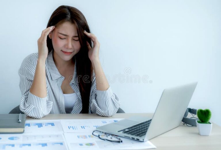 funcionario triste olhando para o escritorio