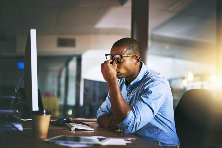 funcionarios estressados em ambiente de trabalho