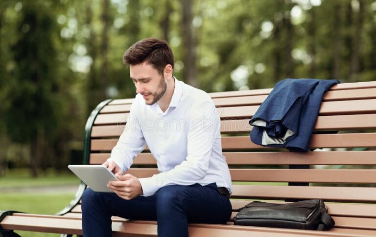 Até quanto tempo a empresa pode conceder férias aos funcionários 37 funcionarios relaxando em um parque