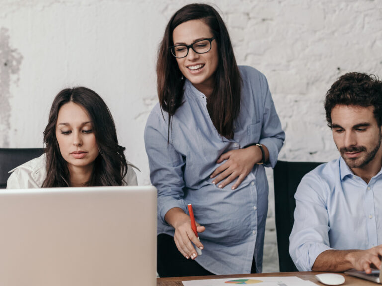 gestante recebendo apoio em ambiente de trabalho