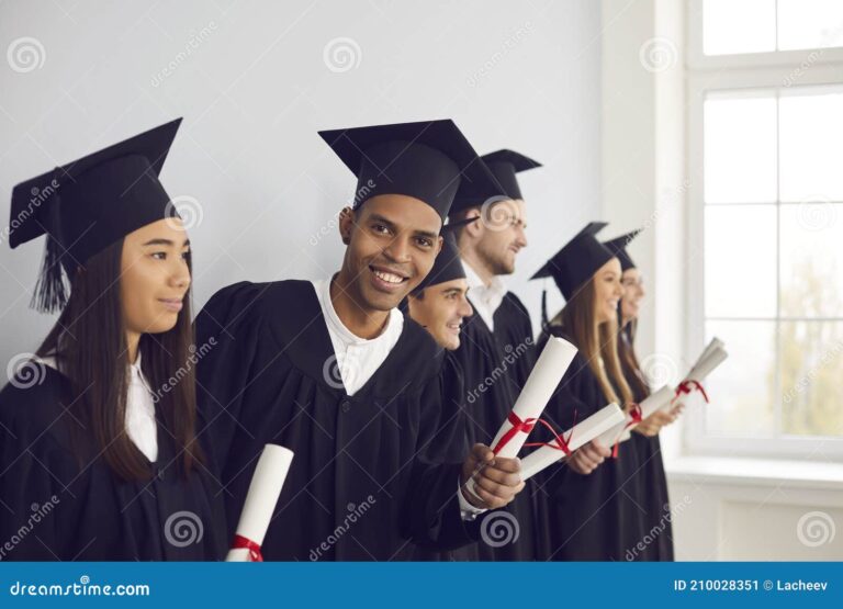 graduado segurando um diploma e sorrindo