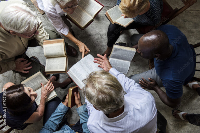 Como Realizar um Estudo Bíblico Eficaz para Líderes 27 grupo de pessoas estudando a biblia juntos