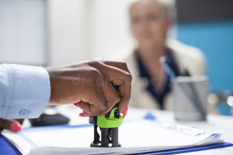 imagem de um carimbo de medico e documentos