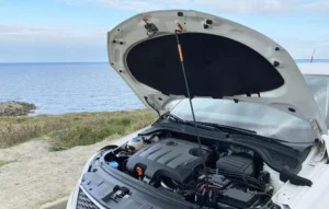 imagem de um carro com capo aberto