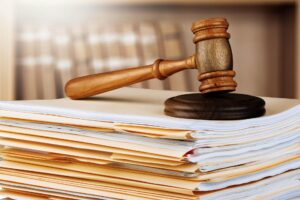 imagem de um tribunal com documentos legais