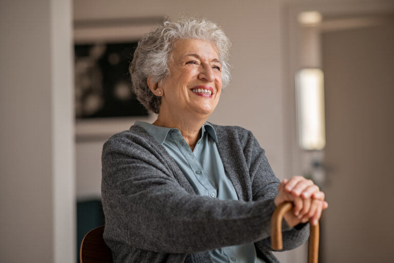 imagem de uma mulher idosa feliz em casa
