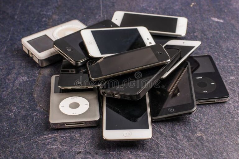 iphones antigos em uma mesa de madeira