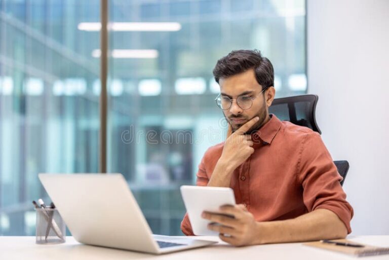 jovem aprendendo em ambiente de trabalho