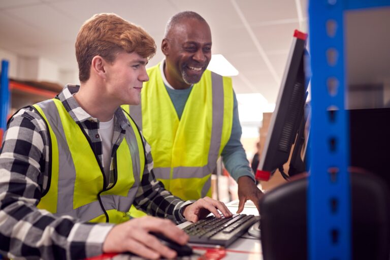 jovem aprendiz em ambiente de trabalho 1