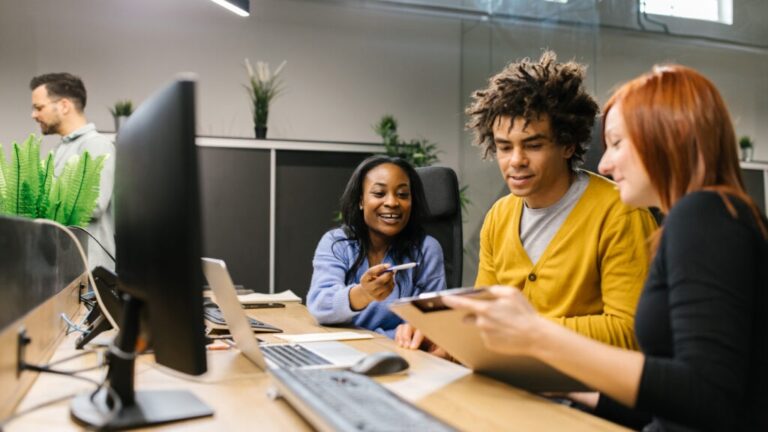 jovem aprendiz em ambiente de trabalho