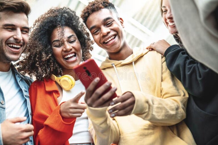 jovens se divertindo com smartphones