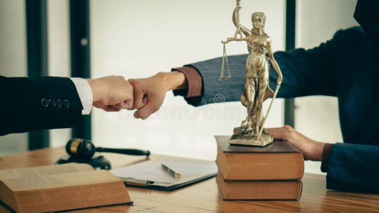 Advogado Pode Cobrar Multa por Quebra de Contrato Entenda Aqui! 41 justica e contrato em maos abertas