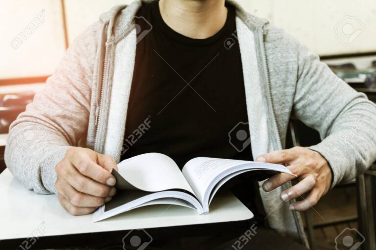 livros abertos com pessoas lendo