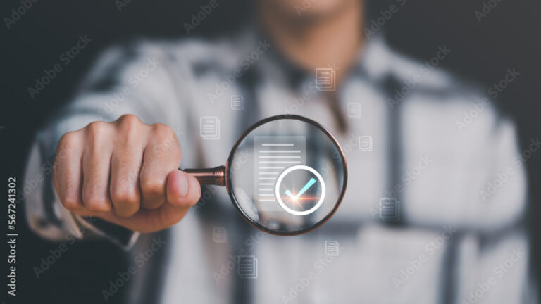 lupa sobre documentos empresariais