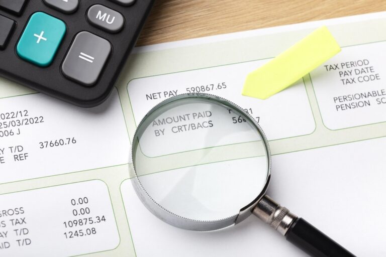 Como localizar uma empresa pelo CNPJ de forma gratuita 2 lupa sobre um formulario com cnpj