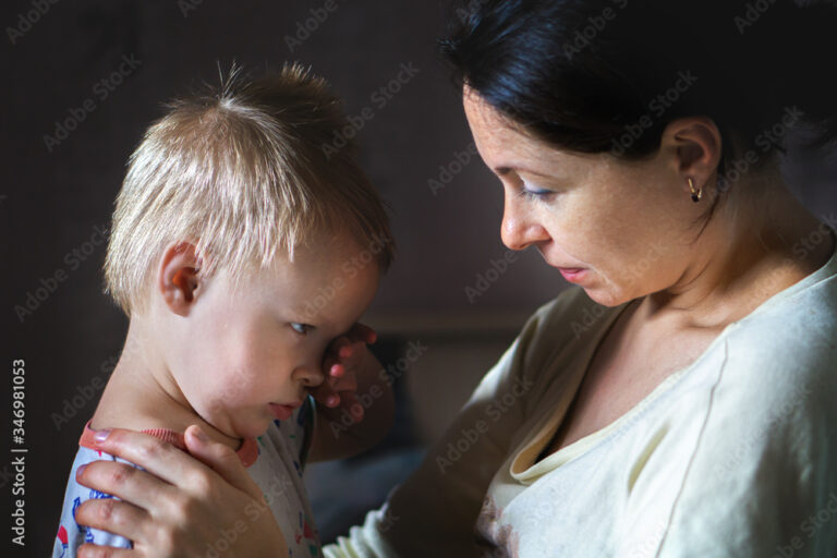 mae abracando filho doente em casa