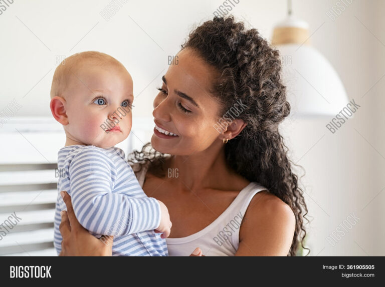 mae adotiva segurando uma crianca feliz
